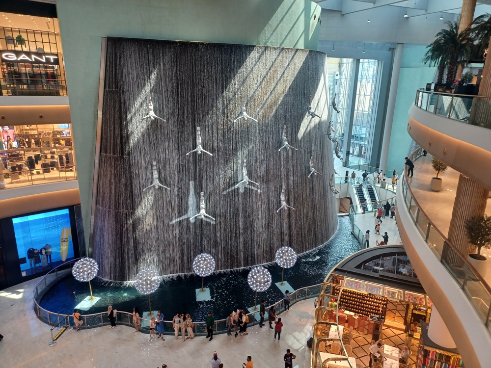 Dubai Mall Hunam Waterfall