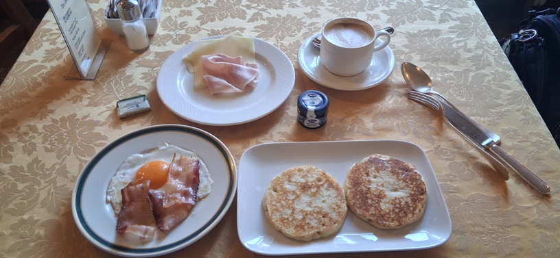 Inexpensive Breakfast in Lake Como, Italy